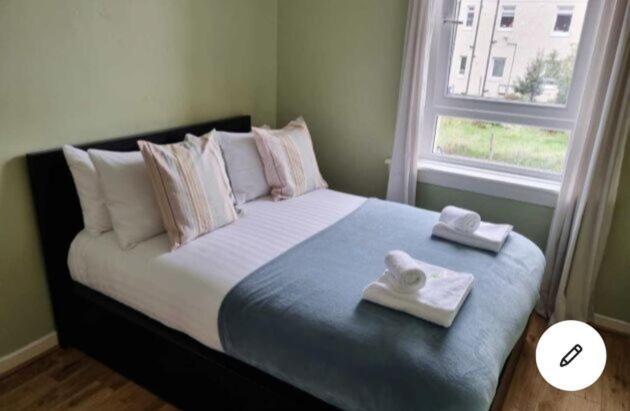 Pass The Keys Cozy Two Bed Flat Near Glasgow Airport & Paisley Eksteriør bilde