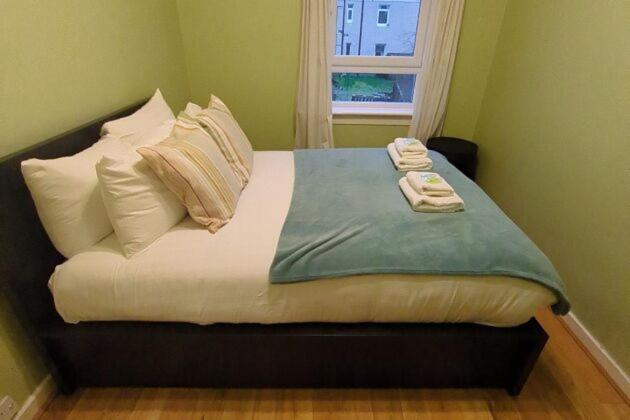 Pass The Keys Cozy Two Bed Flat Near Glasgow Airport & Paisley Eksteriør bilde